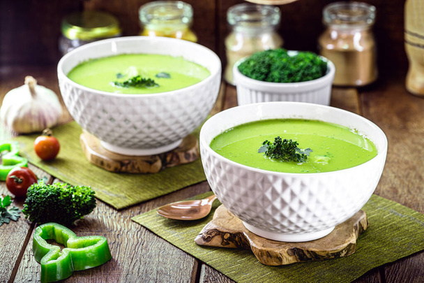 домашний суп из зеленых овощей, гороха и брокколи, диетический веганский суп подается горячим - Фото, изображение