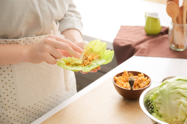 Žena připravuje chutné plněné zelí rolka na stole v kuchyni, detailní záběr - Fotografie, Obrázek