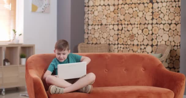 Маленький хлопчик грає у відеогру і його незадоволена бабуся вдома
 - Кадри, відео