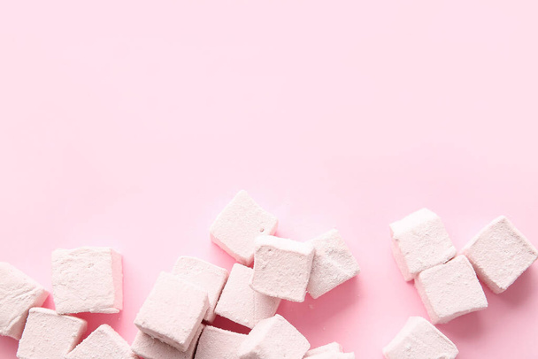 Gustosi marshmallow dolci su sfondo di colore - Foto, immagini