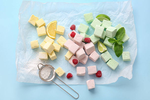 おいしい甘いマシュマロ、ミントと果物の色の背景 - 写真・画像