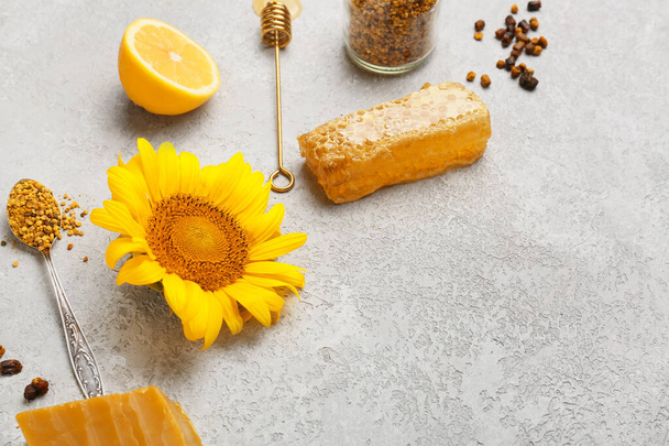 Διαφορετικά προϊόντα μέλισσας με λεμόνι σε grunge φόντο - Φωτογραφία, εικόνα