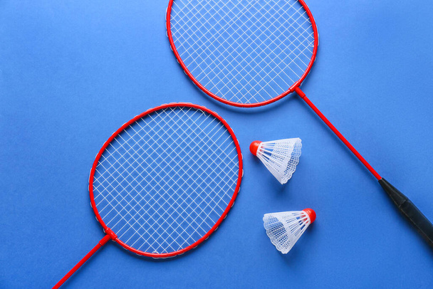 Racchette e volantini Badminton su sfondo a colori - Foto, immagini