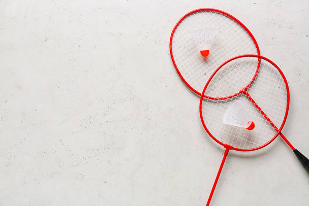 Badminton rackets and shuttlecocks on light background - Photo, Image