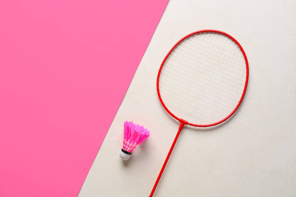 Badminton racket en shuttlecock op kleur achtergrond - Foto, afbeelding