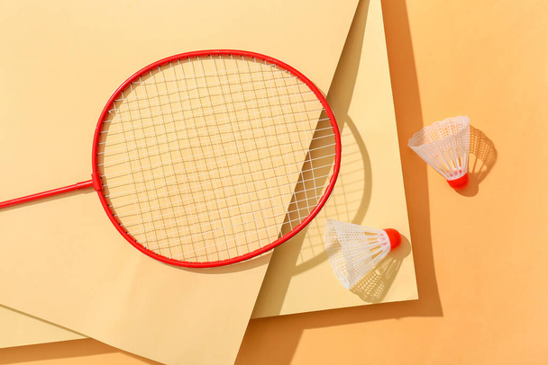 Badminton racket and shuttlecocks on color background - Fotografie, Obrázek
