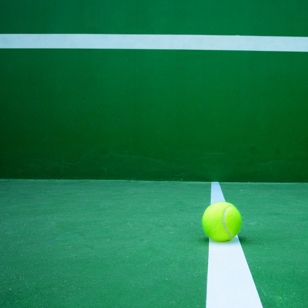 μπάλα του τένις στο γήπεδο πράσινο - Φωτογραφία, εικόνα