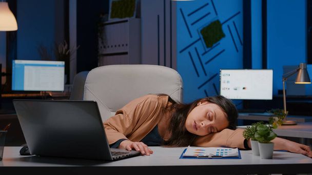 Donna d'affari che dorme mentre lavora alle statistiche contabili nell'ufficio aziendale - Foto, immagini