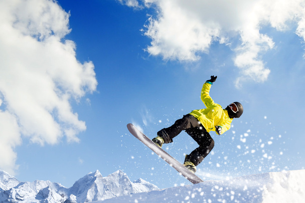Snowboard en las montañas
 - Foto, imagen