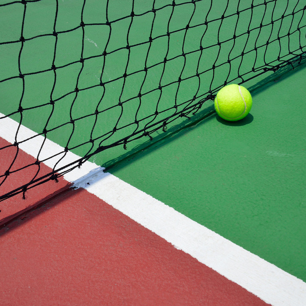 pelota de tenis en pista verde
 - Foto, Imagen