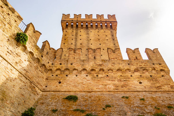Vista sobre el castillo de Offagna, Marcas - Italia - Foto, imagen