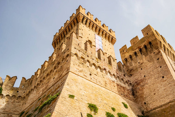 Vista del castillo de Offagna. Agosto 2021 Offagna, Marcas - Italia - Foto, imagen