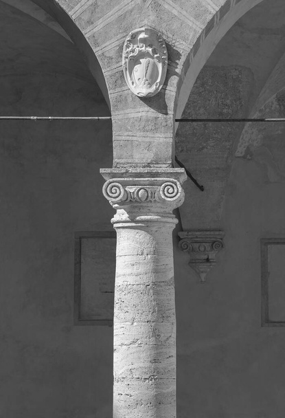 Klasycznego kolumna kamienne miasto historyczne, Pienza, Toskania, Ital - Zdjęcie, obraz