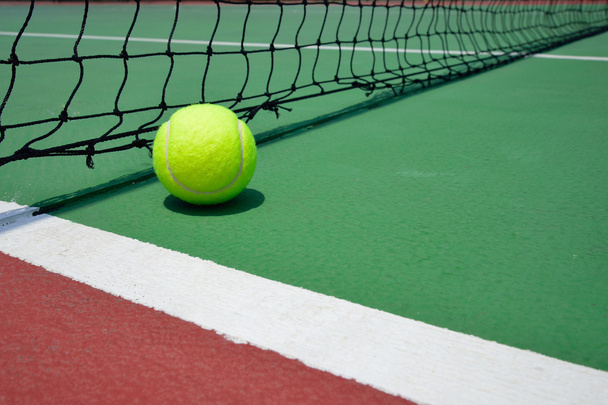 palla da tennis su campo verde
 - Foto, immagini
