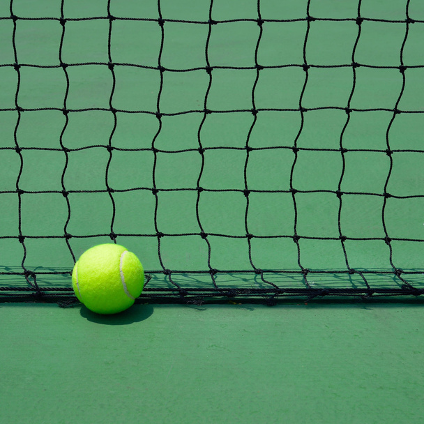 Tennisball auf grünem alten Platz - Foto, Bild