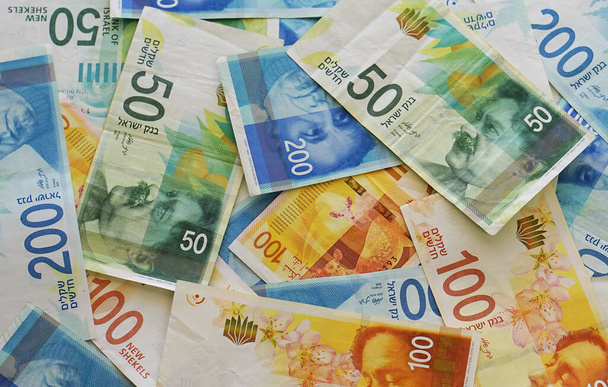 Izraelski stos pieniędzy nowych izraelskich banknotów (banknotów) o nominałach 50, 100 i 200 syklów. Nowy izraelski szekl serii C.                          - Zdjęcie, obraz