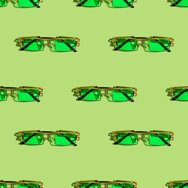 Verde gafas de sol de moda accesorios de moda. Hot Summer Vibes. Estilo mínimo patrón sin costura de color brillante. - Foto, imagen