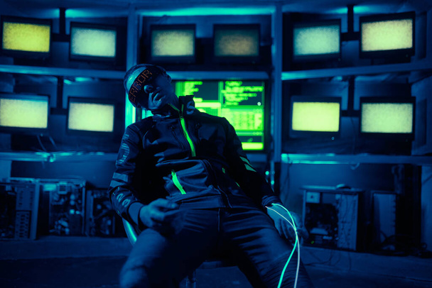 Cyber man has been in virtual reality for too long. - Foto, imagen
