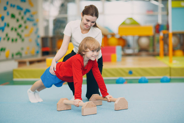 Crianças fazendo exercícios empurram para cima no ginásio no jardim de infância ou escola primária. Crianças esporte e fitness conceito. - Foto, Imagem
