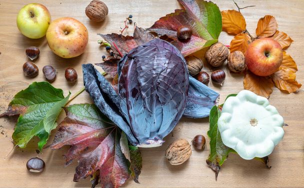 Осенняя тема: овощи и осенние цвета - Фото, изображение