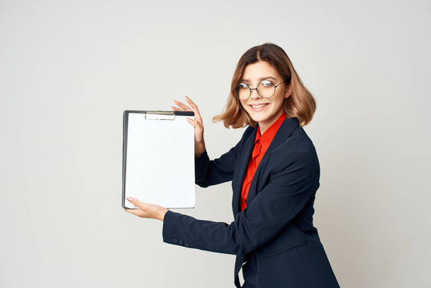 femme en costume documents gestionnaire travail de bureau - Photo, image