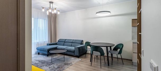 Moderní světlý interiér obývacího pokoje v studio apartmánu. Nábytek. - Fotografie, Obrázek