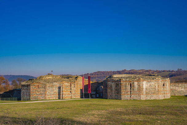 Остатки древнеримского комплекса дворцов и храмов Феликса Ромулиана близ Гамзиграда, Сербия. С 2007 года входит в список Всемирного наследия ЮНЕСКО - Фото, изображение