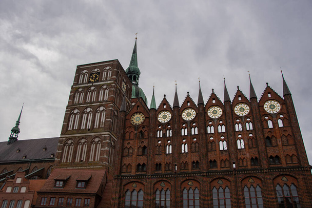 El ayuntamiento de la ciudad hanseática de Stralsund con la iglesia de San Nikolai - Foto, Imagen