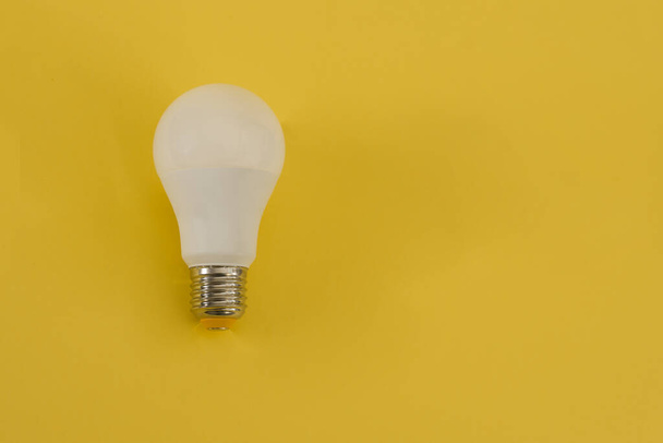 Lampada a LED. su uno sfondo giallo. copia spazio - Foto, immagini