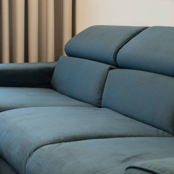 Close-up de sofá acolhedor macio na sala de estar. Novo mobiliário moderno. - Foto, Imagem