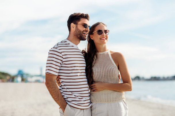 happy couple on summer beach - Valokuva, kuva