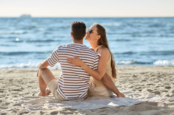happy couple hugging on summer beach - Foto, afbeelding