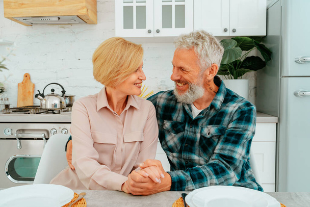 Mann und Frau umarmen sich zu Hause beim Frühstück - Foto, Bild