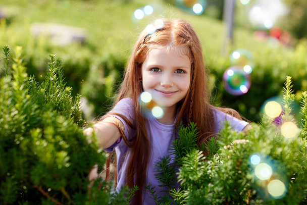 portrait of little girl with soap bubbles in the summer - Foto, imagen