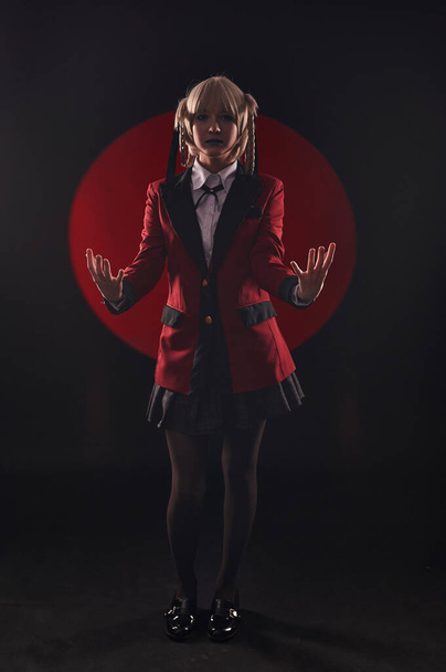 Cosplayer-Mädchen auf schwarzem Hintergrund in rotem Kreis - Foto, Bild
