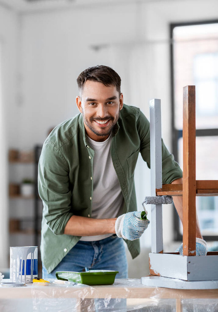 man painting old table in grey color at home - Foto, imagen