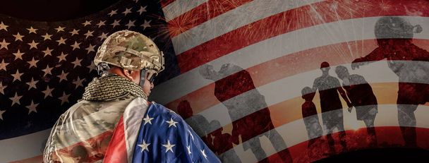 Американський солдат у бойовій формі тримає національний прапор через плече, подвійну експозицію американського прапора та силует щасливої сім'ї, День ветеранів, концепцію Патріота, День Незалежності, ID4 - Фото, зображення