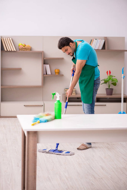 Giovane appaltatore maschio pulizia della casa - Foto, immagini