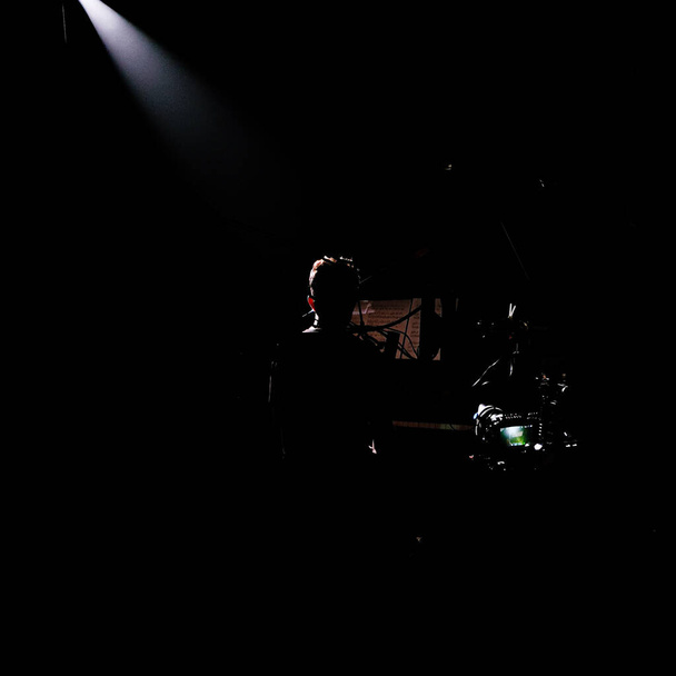 Filming piano man at night on dark scene. - Foto, immagini