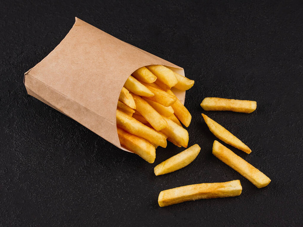 french fries on black background - Foto, afbeelding