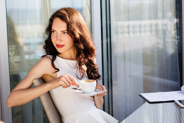 Chica pasar tiempo en un café usando tableta digital
 - Foto, Imagen