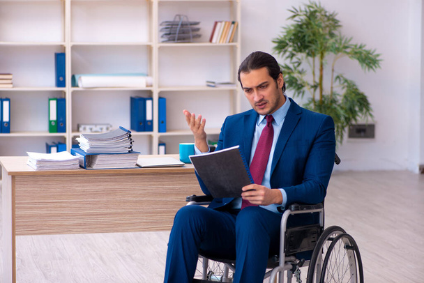 Young disabled employee working in the office - Zdjęcie, obraz