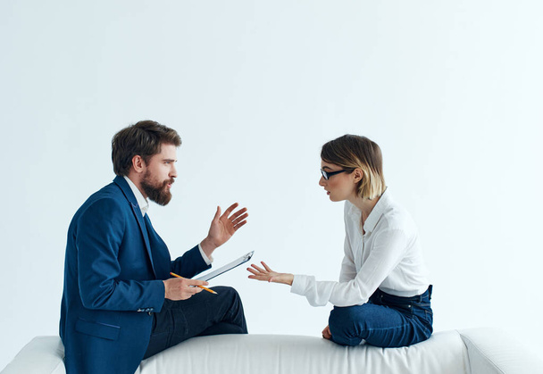 homem com mulher sentada em um sofá branco equipe de comunicação trabalho de escritório - Foto, Imagem