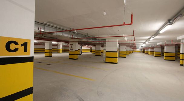 prázdné a uzavřené podzemní garáže - Fotografie, Obrázek