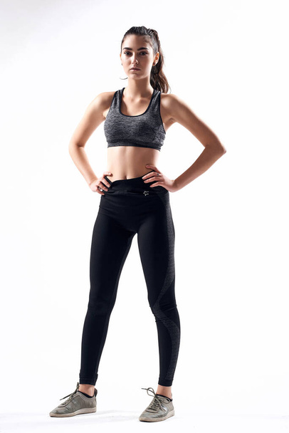 Atletik kadın zayıf vücut pozu egzersizi - Fotoğraf, Görsel