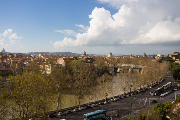 Näkymä Rooman ja Vatikaanin puun oksien takaa sinistä taivasta vasten - Valokuva, kuva