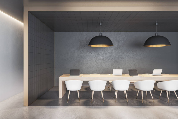 Minimalista coworking irodai belső tér fekete csempe válaszfallal, felszereléssel, bútorokkal és nappal. 3D Renderelés - Fotó, kép