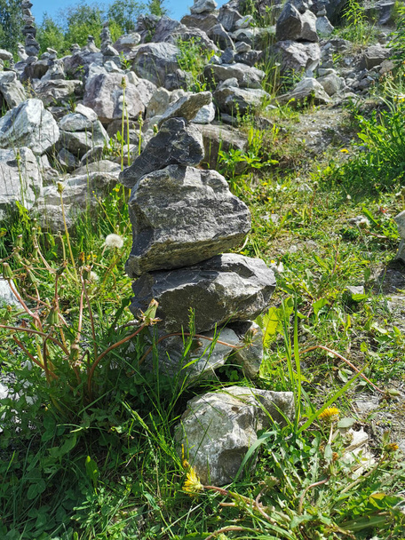 Una piramide di marmo costruita sul pendio della Montagna Bianca per esaudire un desiderio nel Parco della Montagna Ruskeala in una giornata estiva soleggiata. - Foto, immagini