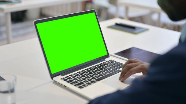 Afrikkalainen liikemies käyttäen kannettavaa tietokonetta Green Chroma Key Screen - Valokuva, kuva