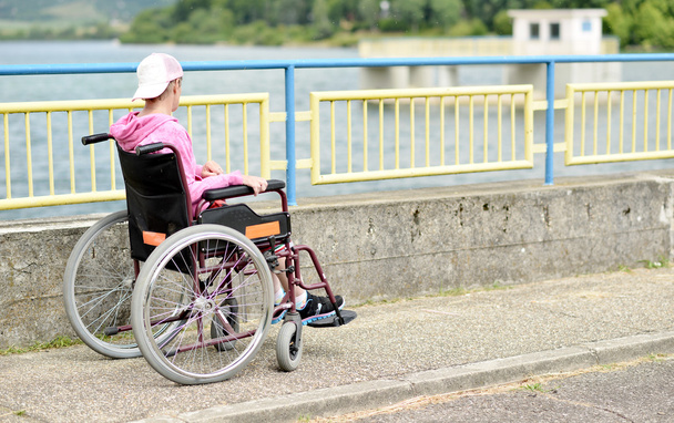 Frau im Rollstuhl - Foto, Bild